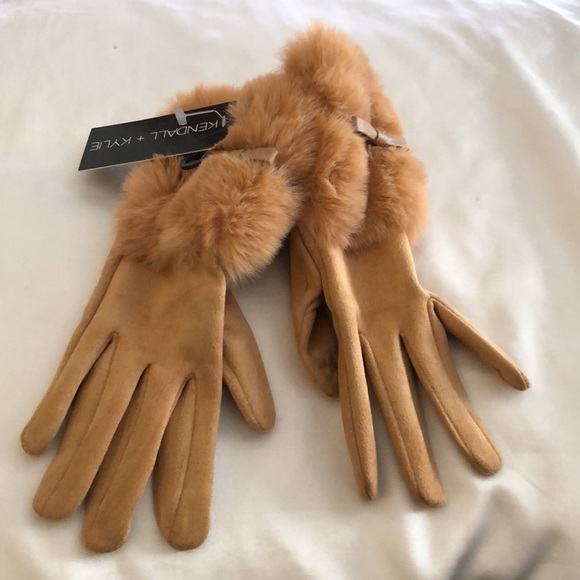 Kendall + Kylie Camel Color Faux Fur Gloves Bow Accent Tech Digit OS NWT - Picture 1 of 15